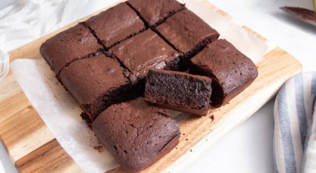 Tutti i passaggi per fare i brownies: la ricetta originale del dolcetto sfizioso al cioccolato