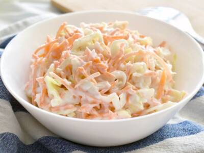 Scopriamo come preparare il coleslaw, l’insalata di cavolo americana