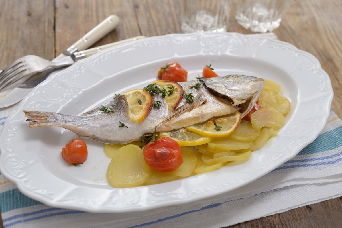 Orata al forno con patate e pomodorini