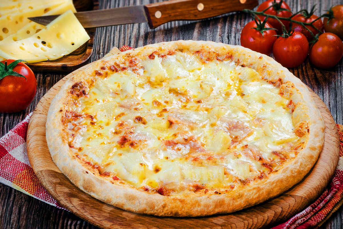 Pizza nella friggitrice ad aria, deliziosa e croccante