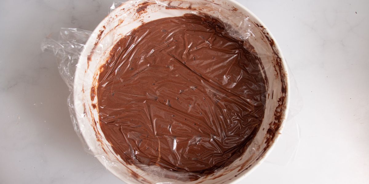 Coprire mousse al cioccolato con pellicola a contatto
