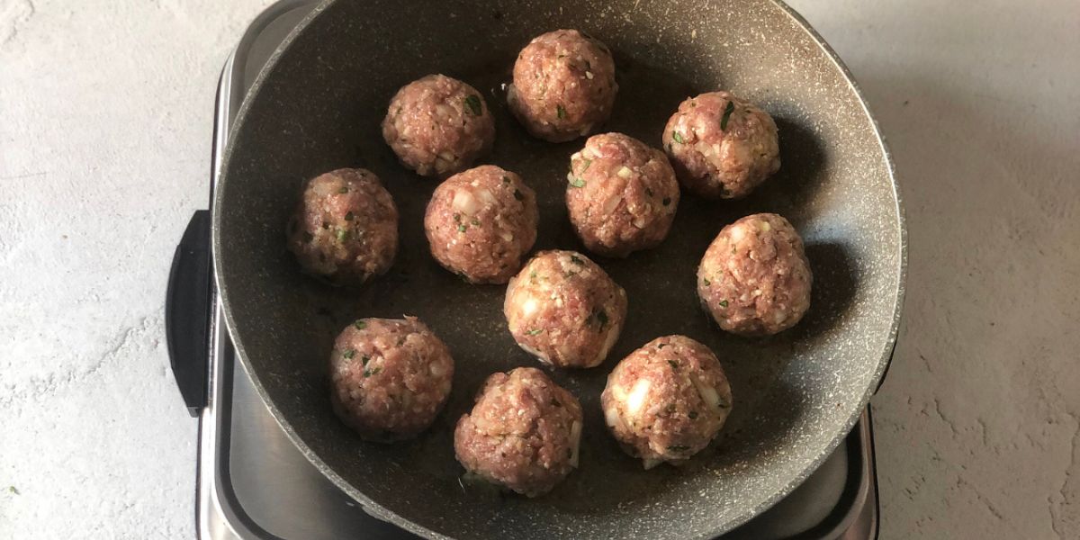 Cuocere polpette in padella