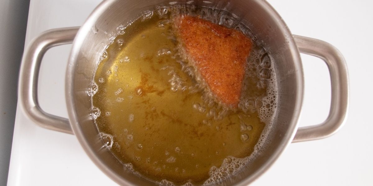 Fry the mozzarella in carrozza in hot oil