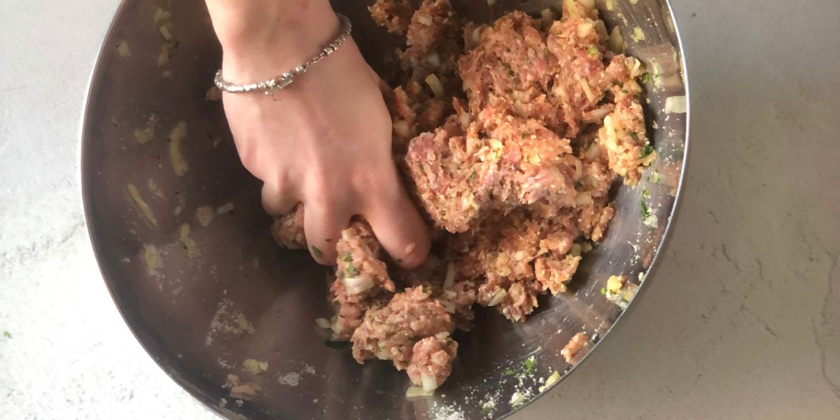 Mix the dough for the meatballs with your hands