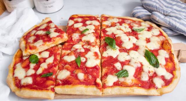Pizza in teglia: foto e video per prepararla senza errori