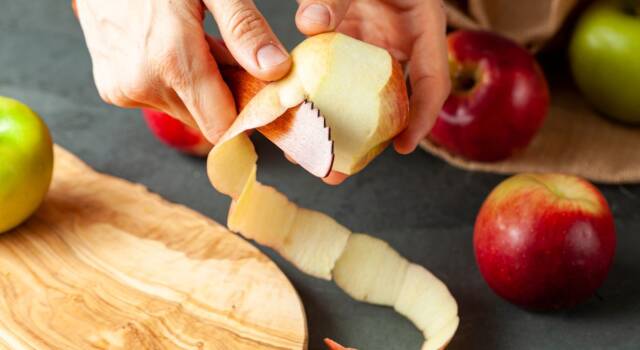 Come riciclare e usare le bucce di mela, dentro e fuori la cucina!