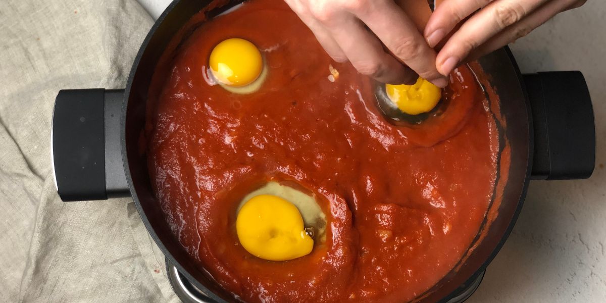Open the eggs into the sauce