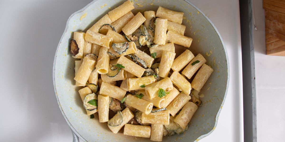 Season pasta with zucchini and Philadelphia