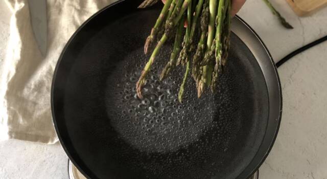 Come cucinare gli asparagi lessi nel modo corretto: foto e video per non sbagliare!