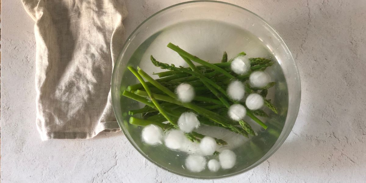 Asparagus boiled in water and ice