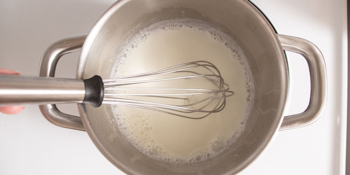 Sciogliere bene gelatina nel latte caldo