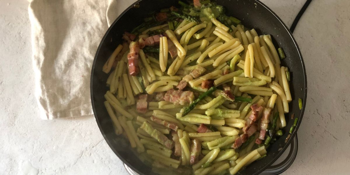 Stir in the asparagus and bacon pasta