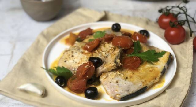 Pesce spada alla siciliana con olive e capperi: foto e videoricetta per prepararlo!