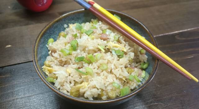 Come fare il riso alla cantonese, foto e video della ricetta tradizionale cinese