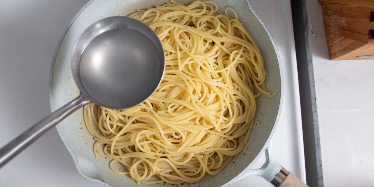 Terminare cottura in padella della pasta cacio e pepe