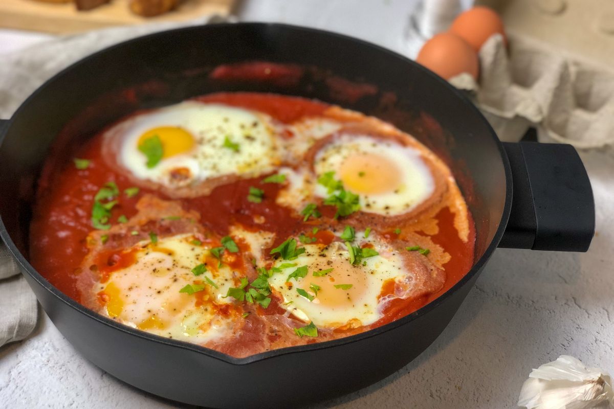 egg with tomato sauce