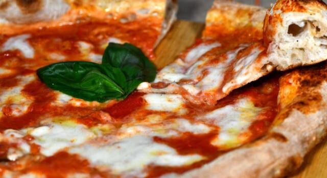 Gino Sorbillo prepara la pizza con la farina di grillo: &#8220;Orrenda&#8221;.