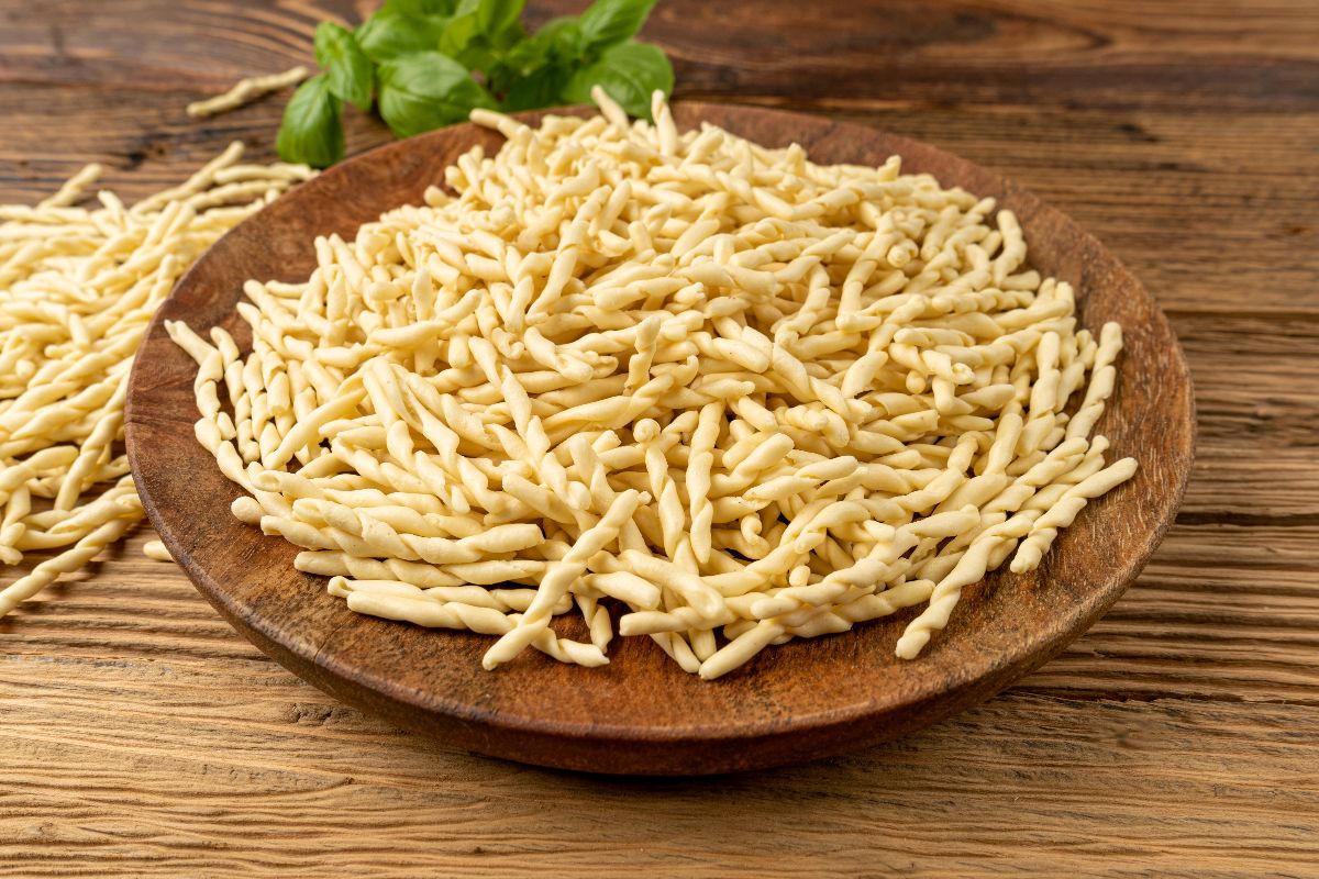 Trofie fresche su piatto di legno
