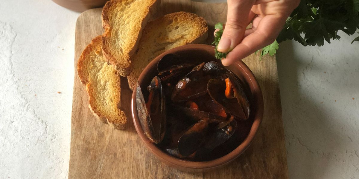 Serve mussels tarantina style