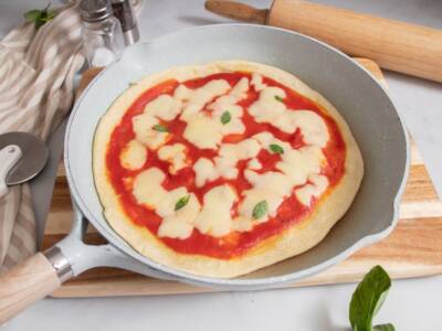Avete mai provato la pizza in padella? Foto e video per prepararla