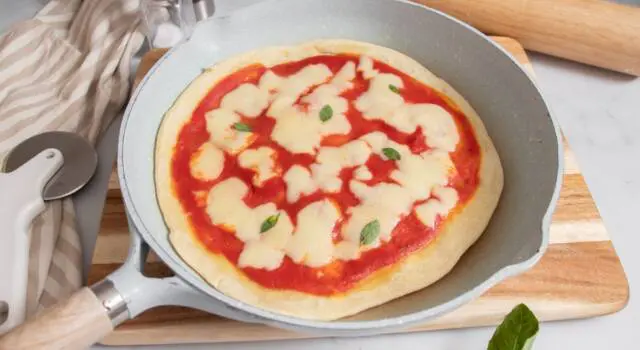 Come fare la pizza in padella: la ricetta veloce
