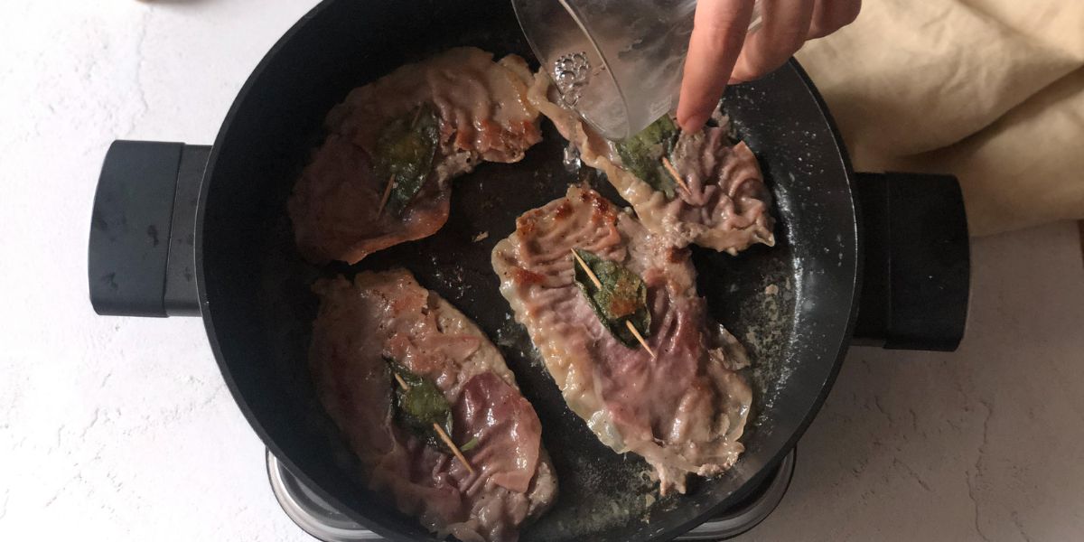 Deglaze saltimbocca alla romana with the wine