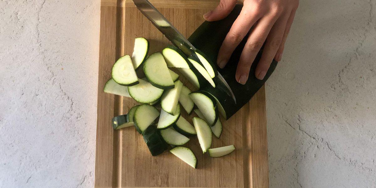 Tagliare zucchine per sugo con salsiccia