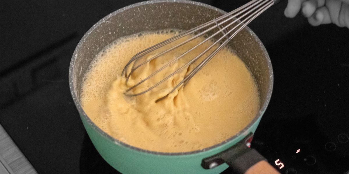 Cuocere sul fuoco la pastella per le panelle