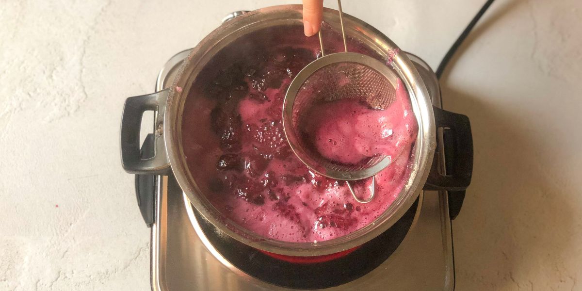 Eliminate foam from the cherry jam during cooking