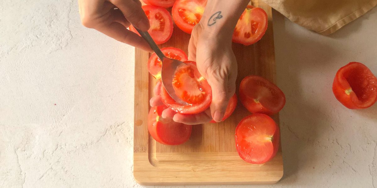 Prelevare polpa per fare i pomodori gratinati