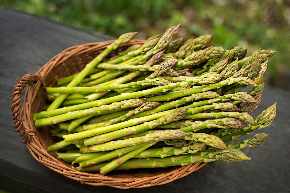 cesto di asparagi