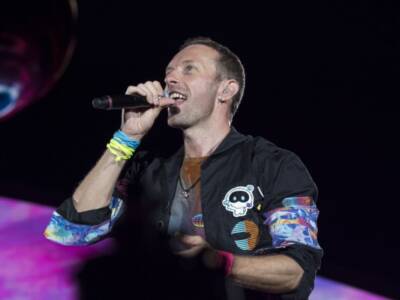 Chris Martin si prepara al concerto di Napoli con un’irresistibile pausa pizza da Sorbillo!