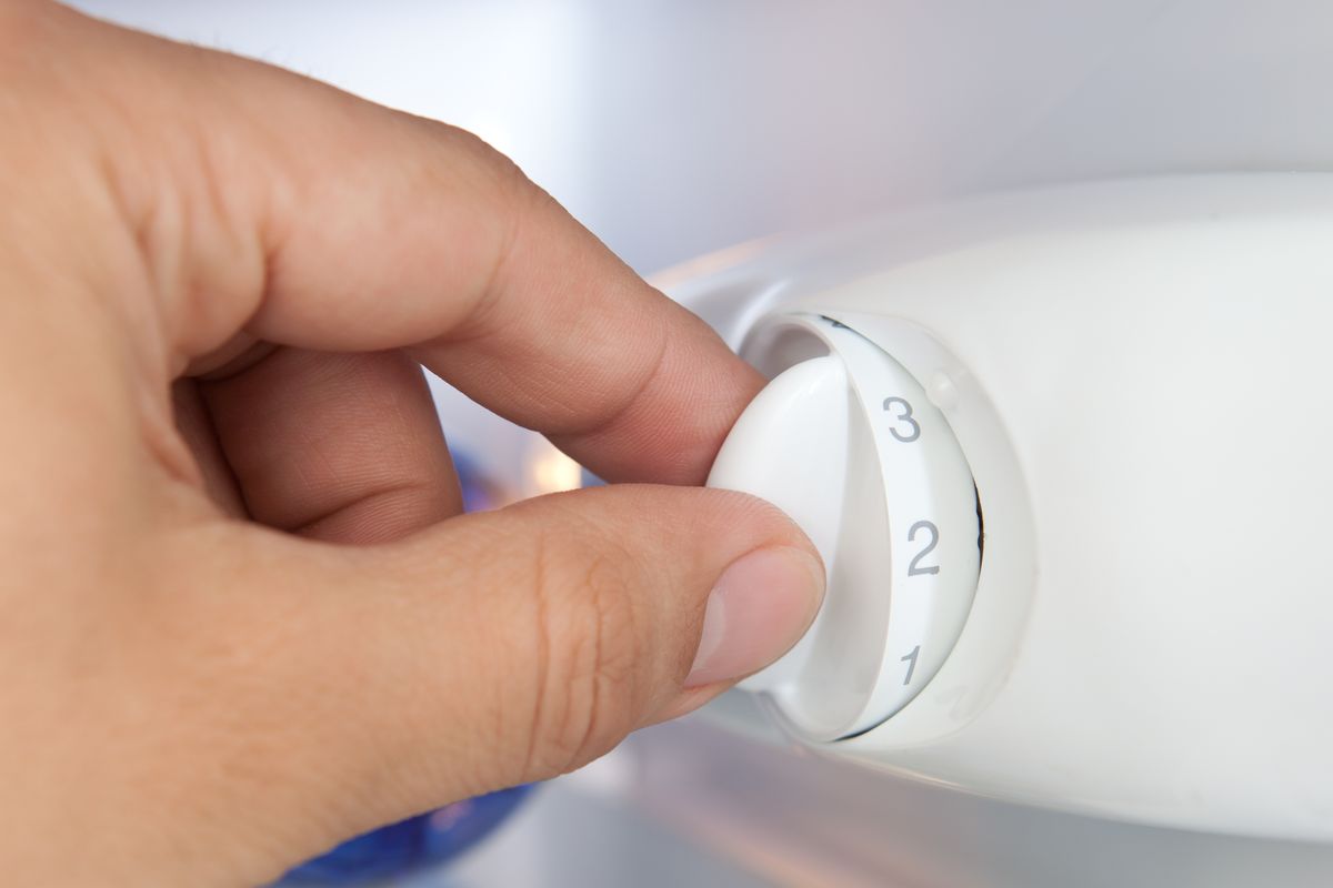 Abbassare temperatura del frigo con manopola