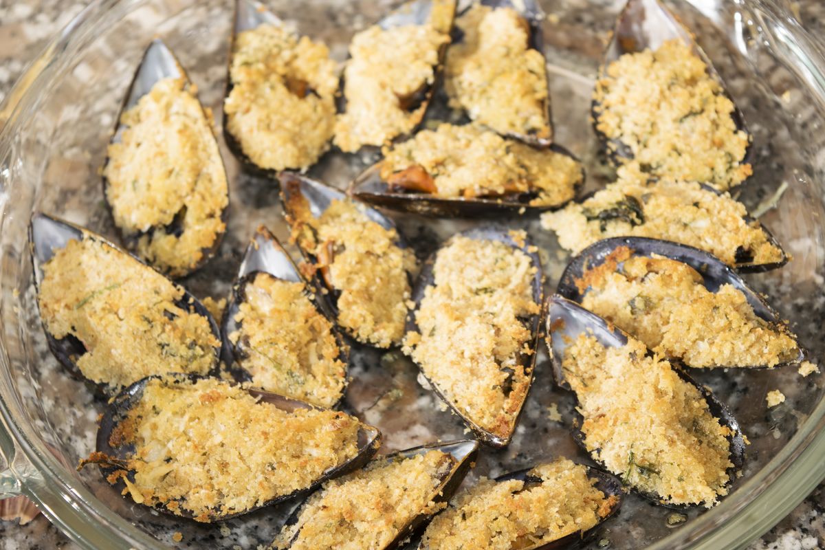 Stuffed mussels in an air fryer