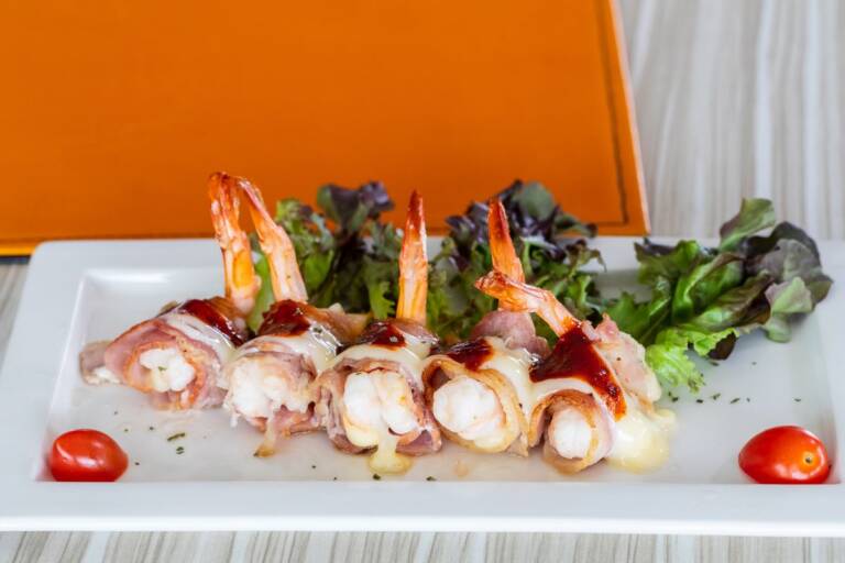 In cucina con Friggy l'aperitivo è servito con gamberi e pancetta in
