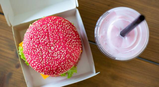 Burger King lancia il panino rosa in onore di Barbie