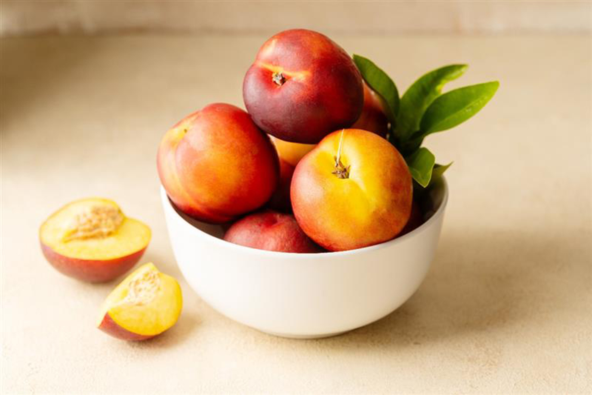 Ciotola con pesche nettarine