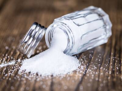 Lo sapevi che far cadere il sale a tavola porta sfortuna? Tutto sulla (falsa?) credenza