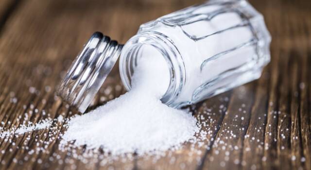 Lo sapevi che far cadere il sale a tavola porta sfortuna? Tutto sulla (falsa?) credenza