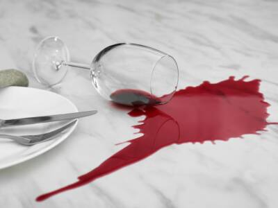Lo sapevi che il vino rovesciato a tavola porta fortuna?
