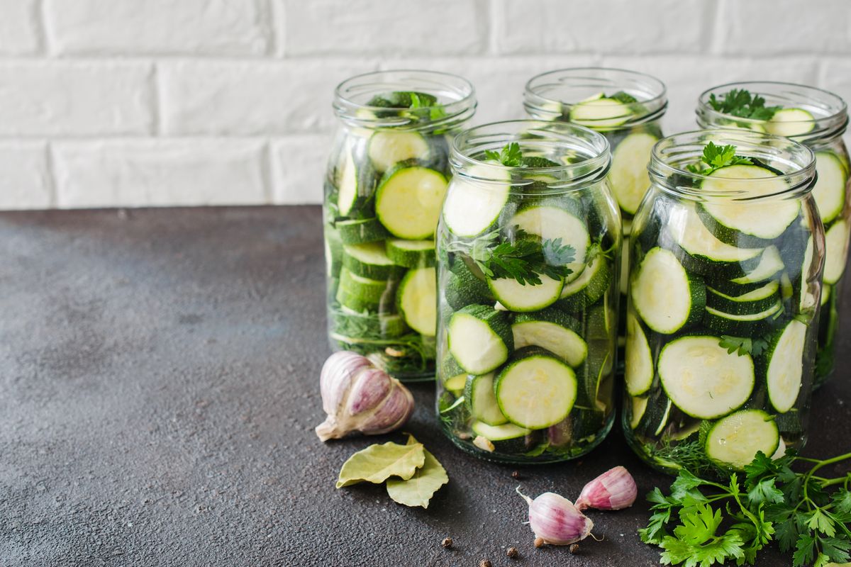 Raw pickled courgettes