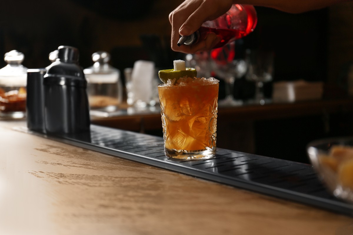 Aggiunta rum al cocktail Mai Tai