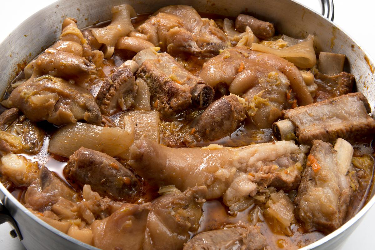 Tegame con carne di maiale mista e verza per la cassoeula