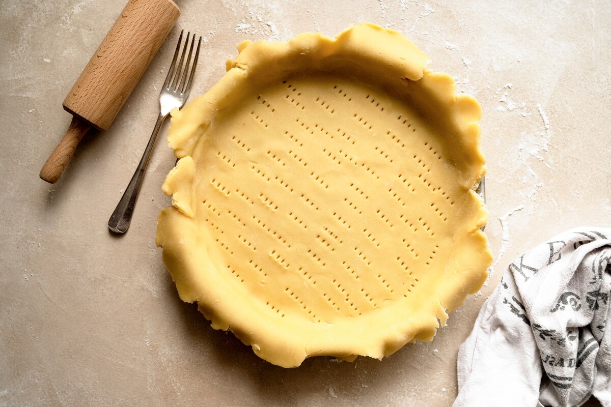 Vista dall'alto stampo per torte rivestito di pasta matta