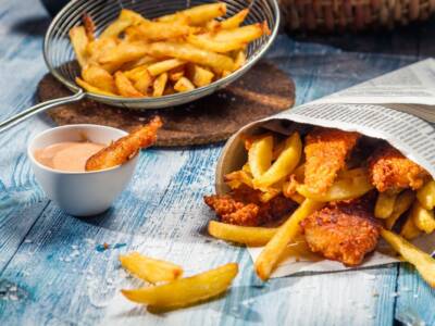 Fish and chips in friggitrice ad aria