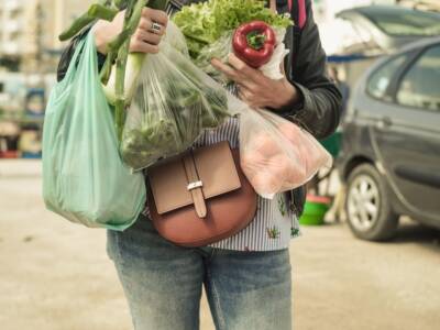 Plastica sotto attacco: cosa rischia di sparire dagli scaffali dei supermercati?