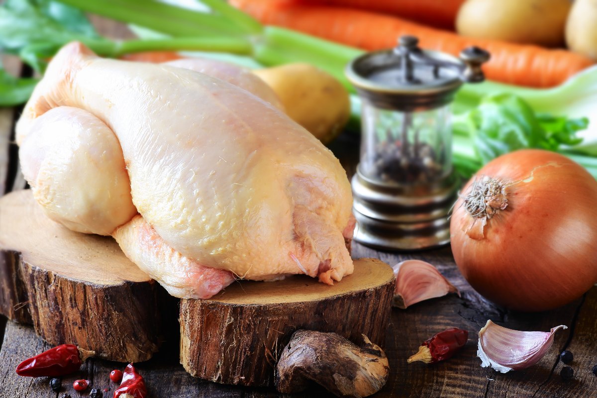 Gallina intera da cuocere con verdure per brodo