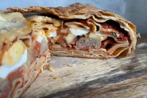 Timballo di pasta in crosta a cui manca una fetta