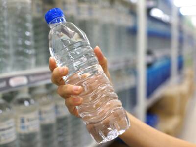 Acqua in bottiglia di plastica