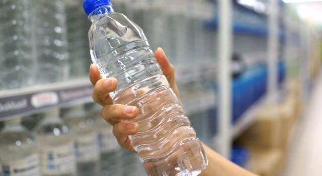 L&#8217;acqua in bottiglia contiene più particelle di plastica di quanto si pensava
